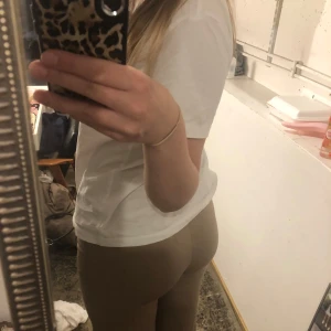 kostymbyxor - Ett par högmidjade kostymbyxor från madlady. Bara att fråga om de är något som undras!🥰 