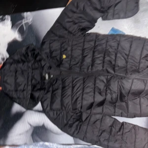 Jacka  - Helt ny jacka har använt den 2 gånger sen har den ba legat i min garderob  Inga fläckar eller nå hål 