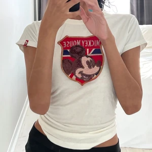 Vintage t-shirt  - Supersöt vintage t-shirt, patchen är lite lös (se sista bilden) men kan lätt limmas på/fixas. Står inte vad det är för storlek men skulle säga att den passar en XS/S perfekt 