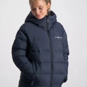Sail racing jacka - Jätte fin sail racing jacka i bra skick, säljer du den inte kommer till andvändning. Ny pris 2699 kr💗