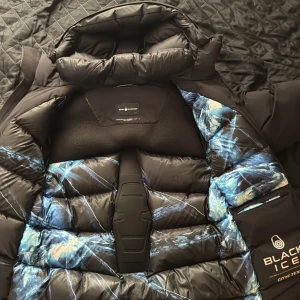 black ice gtx down hood - Original pris 10000kr I sail racings hemsida Vinter jacka, så pass varm att under -20 grader känns det som +15 grader Aldrig varit så varm i vintern.  Storkek S Använt den i 1 månad förra vintern men den var inte rätt storlek för mig.