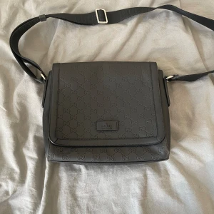 Gucci - En fin gucci väska 9/10 skick inga skador använd några gånger. Den rymmer mycket saker. Säljer pg av att jag inte använder den o vill bli av med den.