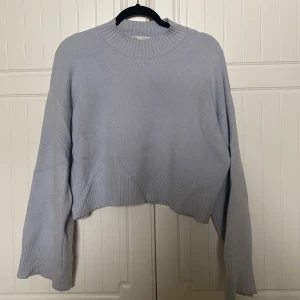 Blå tröja  - Ljusblå tjocktröja med vida ärmar, lite Kroppad i modellen 