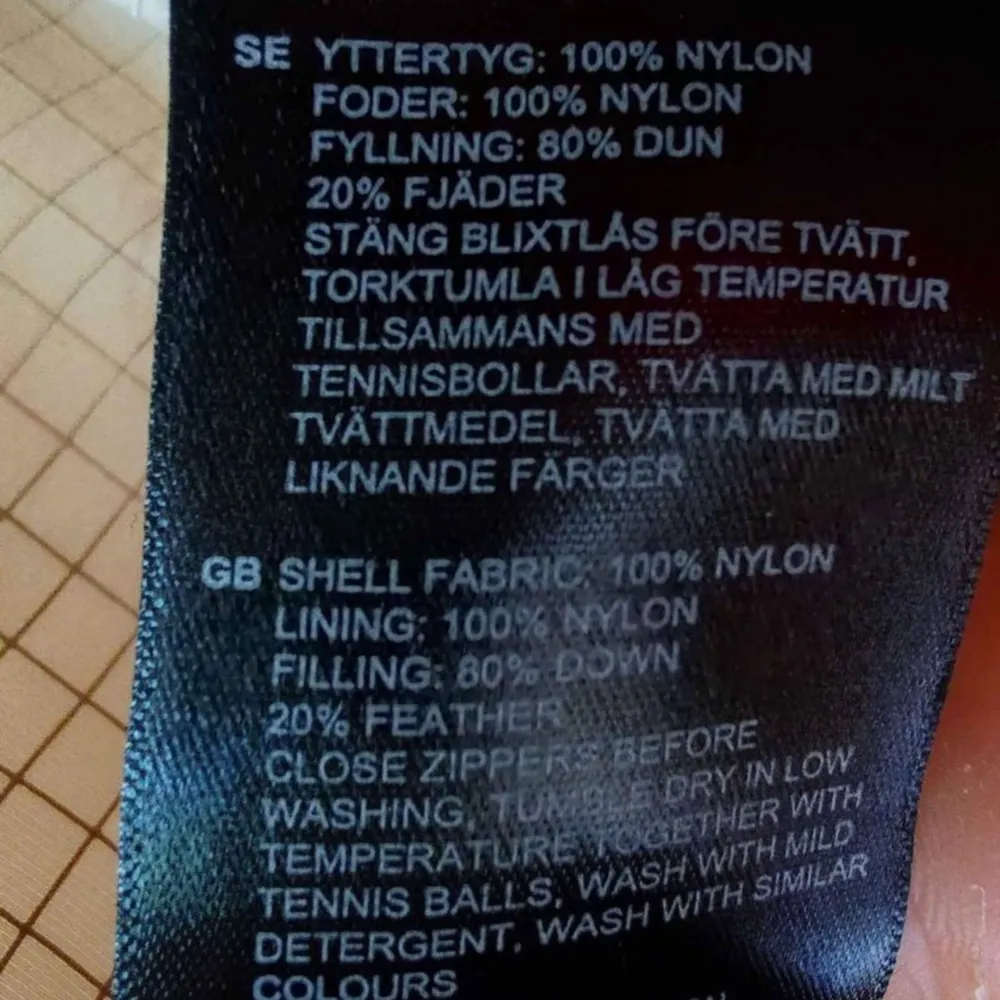 Säljer en dunväst från Morris i strl M.  Den är helt ny, bara använd en gång. Yttertyg i 100% Nylon, Fyllning 80% dun & 20% fjäder.  Retro-inspererad, Hög krage, stängs med dragkedja och knappar, två sidfockor samt en innerficka. Modellen heter 