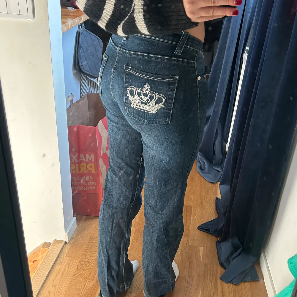 Säljer mina Victoria Beckham jeans, finns lite slitningar vid fötterna då den varit lite långa på mig. Strl 30 (skulle säga att dom är som en S) Lågmidjade bootcut  . Jeans & Byxor.