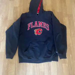 Reebok hoodie i storlek small  Calgary flames hoodie som är ett hockey lag i nhl 