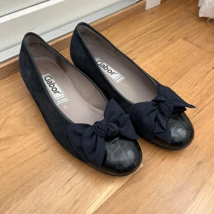 Ballerina skor  - Säljer dessa as snygga ballerina skorna från gabor! Står ingen storlek men passar mig som har 38/39!🎀🥂fint skick (tvättas innan leverans) 