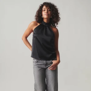 Halterneck topp från gina - Supersnygg i satin, använd en gång, storlek 34🩷