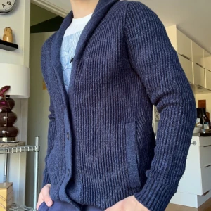 Marinblå cardigan - Schysst marinblå cardigan i storlek S. Prefekt till hösten