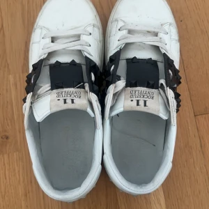 Valentino skor svart💘 - Säljer dessa för att jag vuxit ut de. Köptes i januari och använts sedan dess💕 Ytligt smuts men kan tvättas rent till dig som köper ☺️