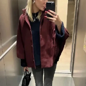 Röd poncho hm - Säljer den röda ponchon från hm, super fint skick! Skriv för egna bilder🩷🩷