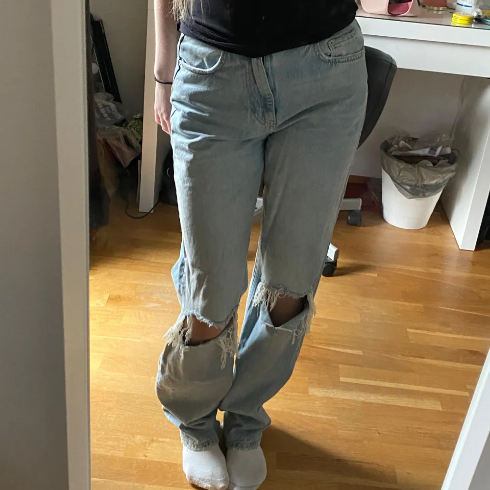 Säljer ett par ljusa jeans med hål. Modellen har raka ben och hög midja och de är i storlek 36. Fint skick och längden är bra på mig som är 167/168cm!. Jeans & Byxor.