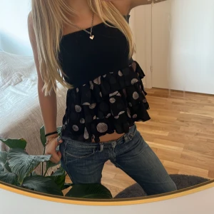 Jätte fin volang topp  - Jätte fin volang topp som även kan andvändas till kjol ❤️den är i bra skick och är andvänd bara fåtal gånger🥰priset går att diskutera 🤗