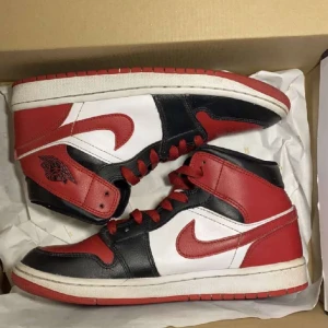 Jordan 1 röd  - Säljer pågrund av att jag vill samla pengar till ett par andra skor (hjälper en vän) priset kan diskuteras 