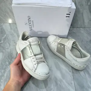 STEAL!Valentino Open sneakers | Bra skick med defekter som syns i bilderna | Sitter 0,5 storlek större | Nypris: 6499 kr | Ingår: Valentino box | Frakt spårbart via Postnord eller Instabox, där köparen betalar | Tveka inte att höra av dig vid frågor📩