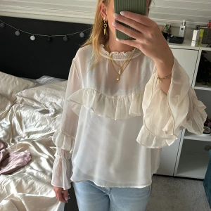 Zara blus - Jätte fin blus skriv om ni u drar nåt🥰