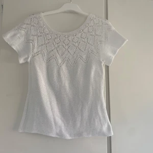 Virkad topp - Säljer en jättefin virkad vid topp som är använd 1 till 3 gånger säljer nu den för den inte kommer till användning längre💕