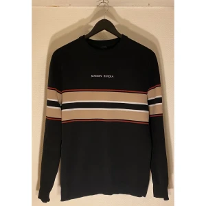 River Island - Tröja  - Storlek M, passar även S  Skick 10/10 , tröja som fått gott om komplimanger och som alltid kommer hålla dig varm!  Skön stretch och likaså passform