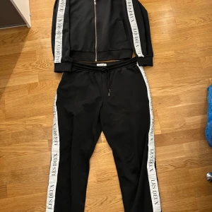 Les deux dress - Säljer min les deux dress helst både byxorna och tröjan samtidgt. 