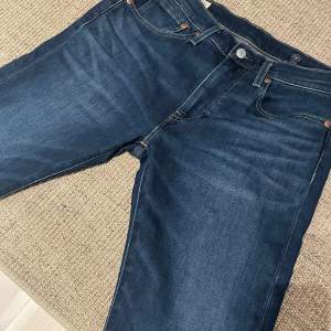 Säljer mina mörkblå Levis jeans 502. Skicket på jeansen är 9,5/10. Endast använda ett fåtal tillfällen. Storleken är W31 L30. Säljer för 500, nypris ca 1000 kr