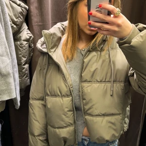 Zara jacka  - Säljer denna jacka från zara då jag har använt den fåtal gånger 💕bra skick 