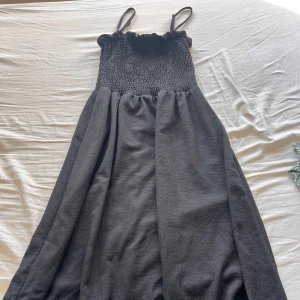 Långklänning  - Lappen på klänningen är bort klippt så vet inte vilken storlek men skulle tro att de är S 