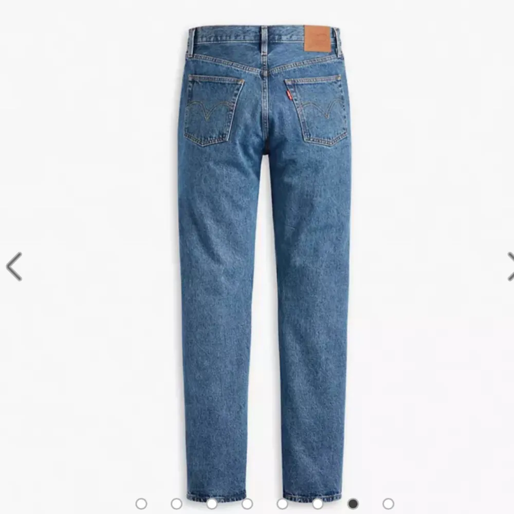 Säljer nu mina favorit jeans som tyvärr blivit försmå. Det är ett par Levis 501 i en perfekt blå färg och de är som nya. Skulle säga att de är midwaist och raka i benen. Hör gärna av er vid frågor ☺️. Jeans & Byxor.