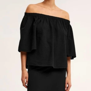 Off shoulder topp - Säljer denna superfina svarta off shoulder topp, använd 1 gång så den är i jättebra skick 💕💕💕