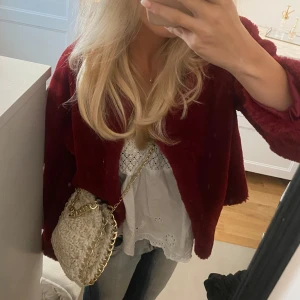 Röd päls jacka  - Säljer denna snygga röda pälsjackan❤️