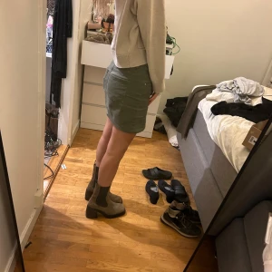 Vagabond brun/beige skor i mocka liknande material - Så fina och helt nya vagabond skor 💕💕. Är i storlek 41 och skulle beskriva dem som storlekseniga. Är använda max 3 gånger och säljer vidare då jag har fler liknande. Passar perfekt till hösten!! 😇😇