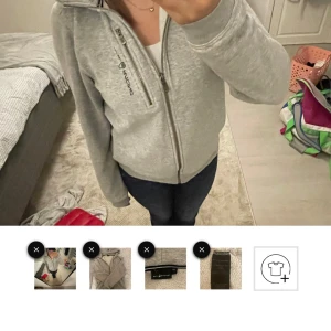 Hej säljer min Sail Racing zip hoodie, använder inte den längre. 🤗  grå Sail Racing zip hoodie som köptes för 2 år sen för 1000kr. 🙂 Bra skick med noll skador, lite sliten från tvättar. 🧼Storlek 176? Unisex. Är 157 cm och den passar helt ok, lite stor.🙃 - grå Sail Racing zip hoodie som köptes för 2 år sen för 1000kr. 🙂 Bra skick med noll skador, lite sliten från tvättar. 🧼Storlek 176 Unisex. Är 157 cm och den passar helt ok, lite stor.🙃