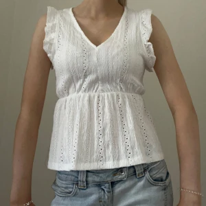 Vit topp - Vit topp med volanger💕💕har lämnats in hos skräddare för att bli insydd vid v-ringningen, men de är inget som syns och går att sprätta upp!