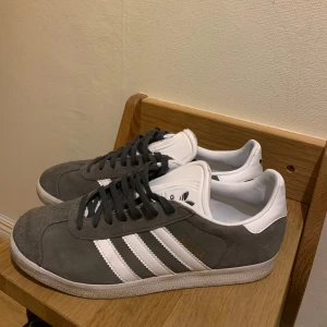 Adidas Gazelle  - Säljer ett par gråa adidas Gazelle storlek 41 8/10 skick 