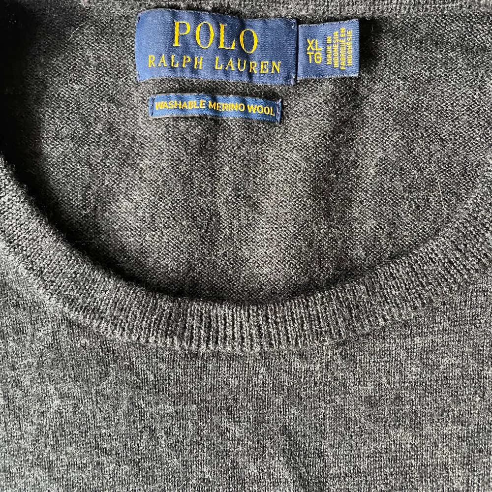 Ralph Lauren tröja i 100% merinoull och perfekt skick! Storleken är XL men sitter mycket mer som L/Stor M. Skriv för fler frågor!. Stickat.