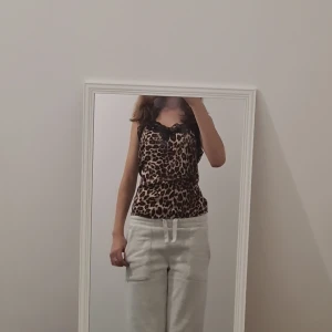 Leopardlinne med spets - Gulligt leopardlinne med spets i nattlinne material. Det är förmodkigen ett nattlinne men har själv haft det ute och sett andra som har liknande. Skriv vid frågor