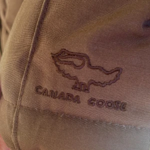Canada Goose vinterjacka - Assnygg varm vinterjacka från Canada Goose! Nästan helt oanvänd, så skicket är super. Perfekt till vintern!