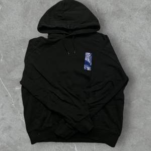 Svart hoodie från Sweet Sktbs i storlek XS. Tryck på fram och baksida utan sprickor!♻️