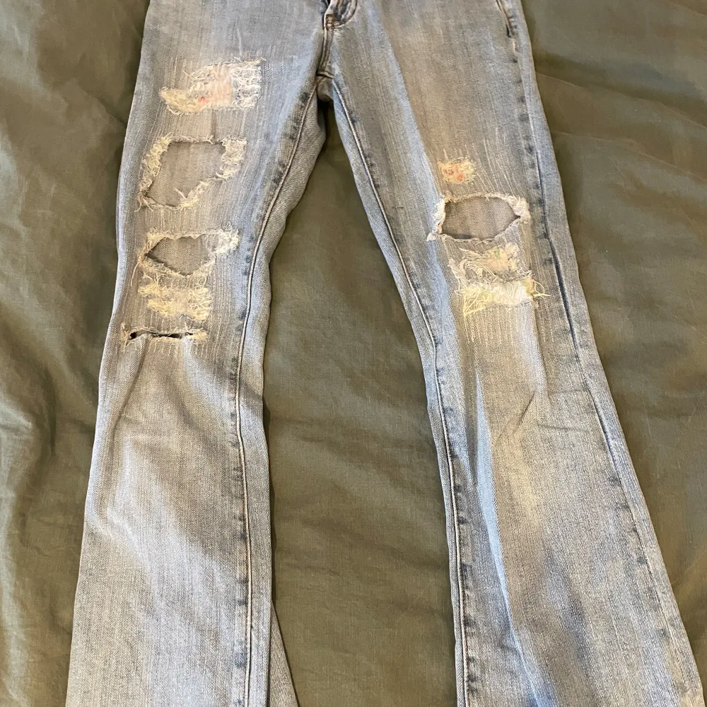 Säljer nu mina sjukt snygga Lågmidjade bootcut jeans i strl S, skriv för mer information, mått osv 💋 pris kan diskuteras! . Jeans & Byxor.