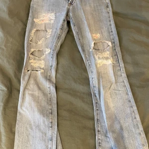 Lågmidjade jeans  - Säljer nu mina sjukt snygga Lågmidjade bootcut jeans i strl S, skriv för mer information, mått osv 💋 pris kan diskuteras! 