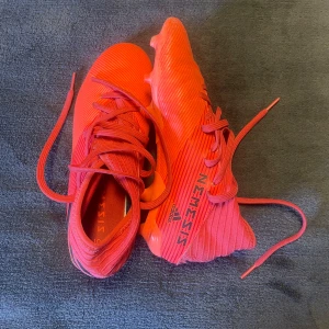 Adidas Messi fotbollsskor - Bra skick, säljs då de inte kommer till användning. Bekväma och snygga, hade inte sålt ifall jag inte hade slutat med fotboll. 