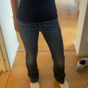 Säljer mina Levis jeans pågrund av att jag inte använder om längre! De är i bättre bra skick 💕