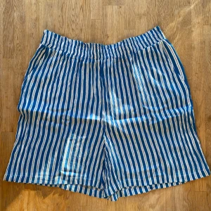 Randiga mjuka shorts - Två shorts säljs samtidigt, går att få endast ett par också. Bra skick, knappt använda.