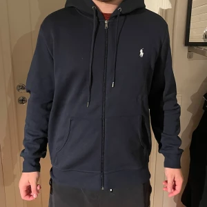 Ralph Lauren - Säljer min Ralph lauren zip up, den är i bra skick. Inga defekter