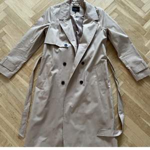 Trench coat från stockh lm storlek 38 helt oanvänd  Nypris 1299kr Pris kan diskuteras vid snabb affär