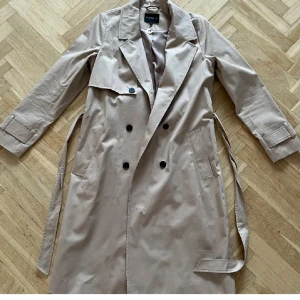 Trench coat Stockh Lm - Trench coat från stockh lm storlek 38 helt oanvänd  Nypris 1299kr Pris kan diskuteras vid snabb affär
