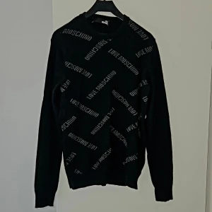 Moschino sweatshirt - Strl: S Skick: 8/10 Nypris: 1599kr Hör av dig för mer info Äkta vara ofc