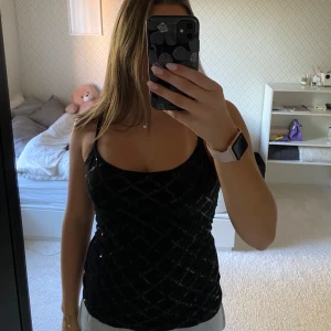 Festtopp - Säljer detta super fina glitterlinne från Morgan. Köpt från Plick men aldrig kommit till användning. Super fint skick, inga tecken på användning! Skriv för funderingar eller fler bilder🌸