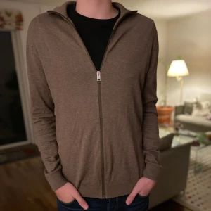 Beige hel zip - Säljer denna selekted homme tröjan, den är 8 av 10 skick förutom ett litet hål som sitter vid vänstra axeln. Tröjan ny koster ungefär 450 men mitt pris 225!