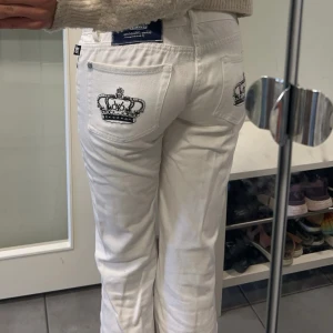 Victoria Beckham jeans!!! - Säljer dessa jättesnygga Victoria Beckham jeansen!!💕Passar mig som är 170☺️Innerbenslängden är 82,5 cm! Endast använda ett fåtal gånger så i väldigt fint skick🙌🏻 Hör av er för fler bilder eller vid eventuella frågor💕 Pris kan diskuteras