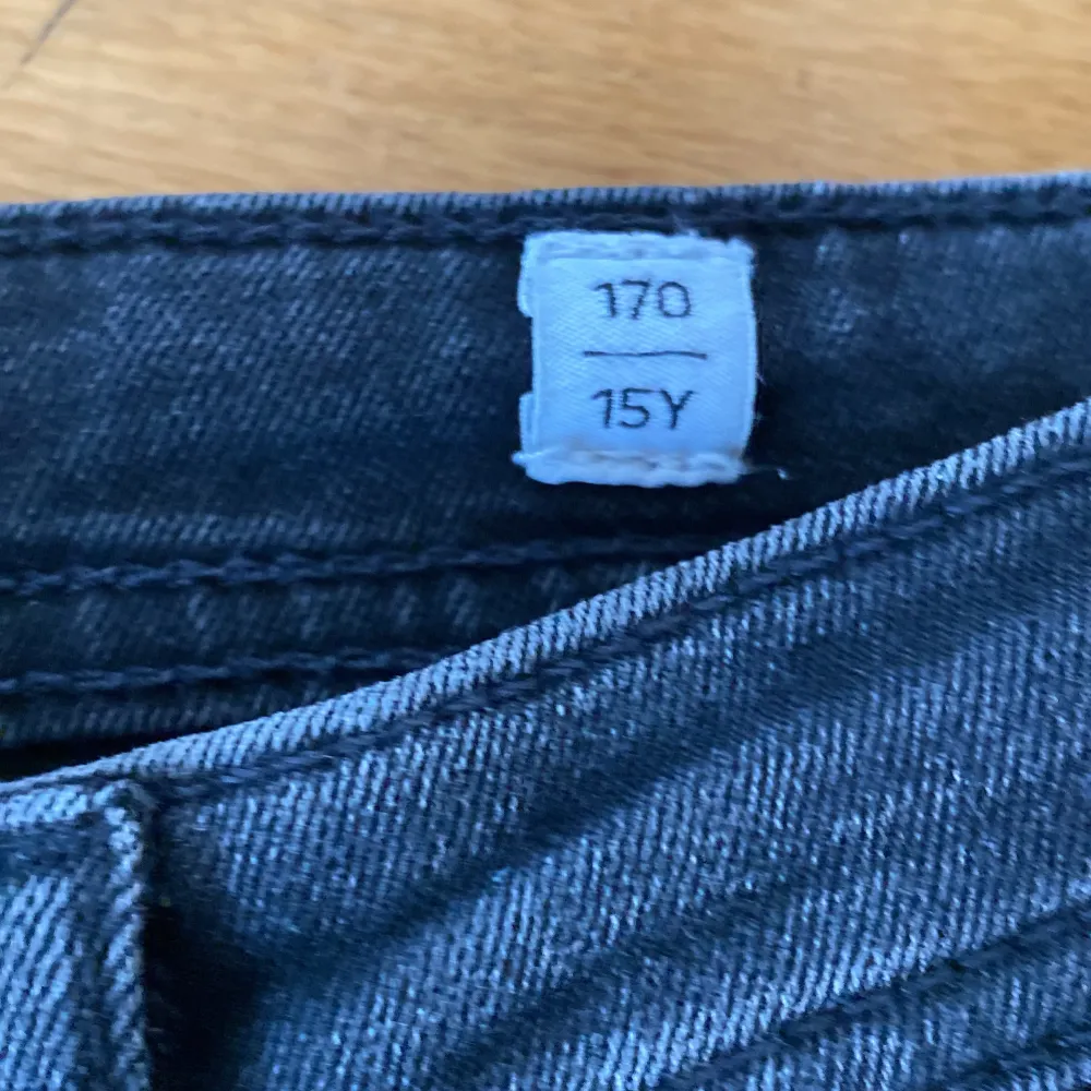 Ett par sköna jeans inga defekter. Och med det menar jag inga hål, fläckar eller något. Köpte dom för 600 och har aldrig använt dom så säljer dom för 250 kr. Och är i storlek 170 vem lång. Eller 28w 30L. Jeans & Byxor.